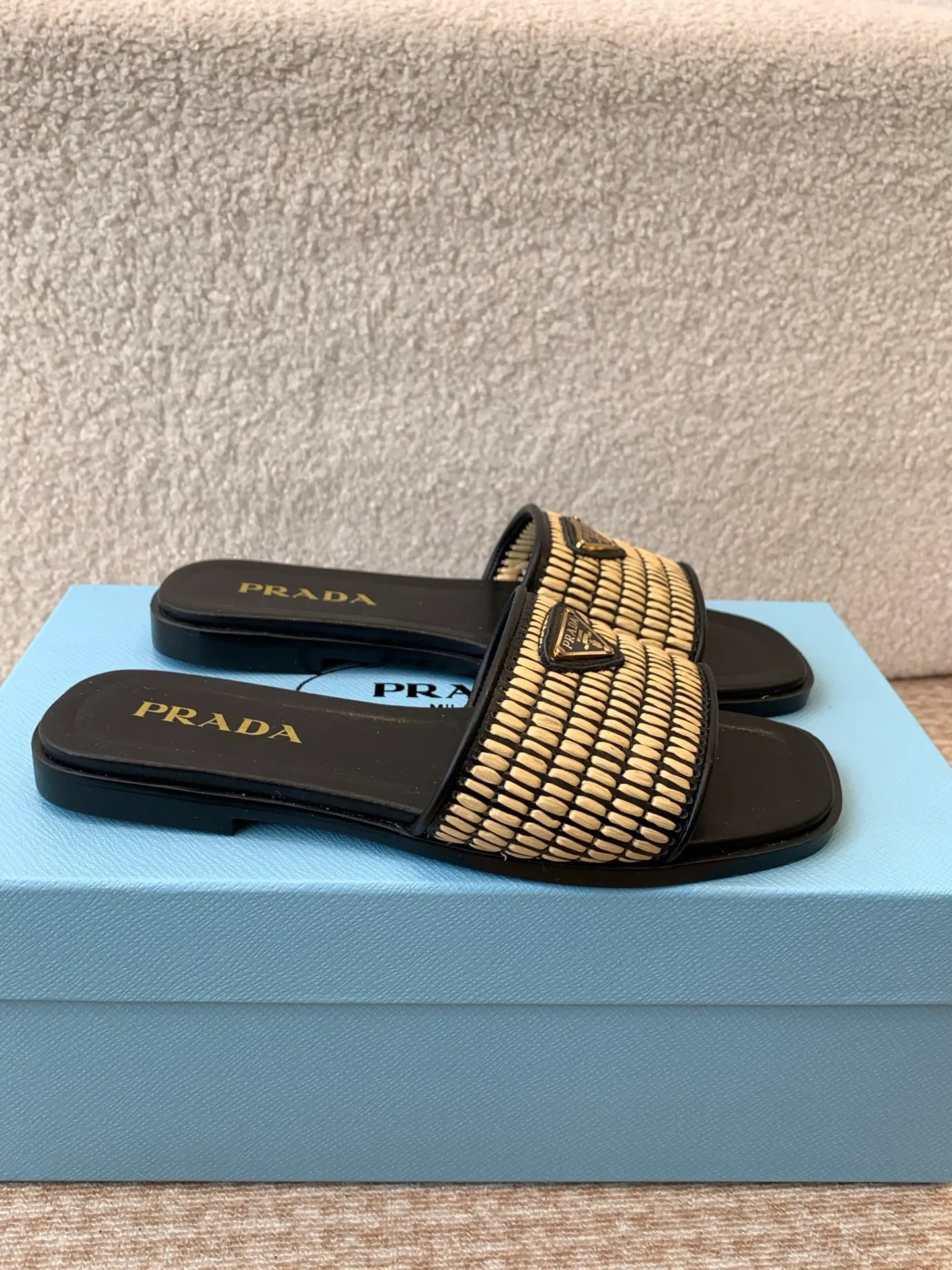 👟👟Ex-factory price 420👟👟 Prada 25ss new spring and summer Prada woven slippers Modern lines and original architectural volumes define these complex charms. The iconic geometric shape of the Prada triangle inspires the heel design, highlighting the taper and soft curves with a unique modern touch.  Upper: original woven upper, lining cowhide, outsole: Italian genuine leather outsole Size: #35-42 (40, 41, 42 customized, non-refundable)